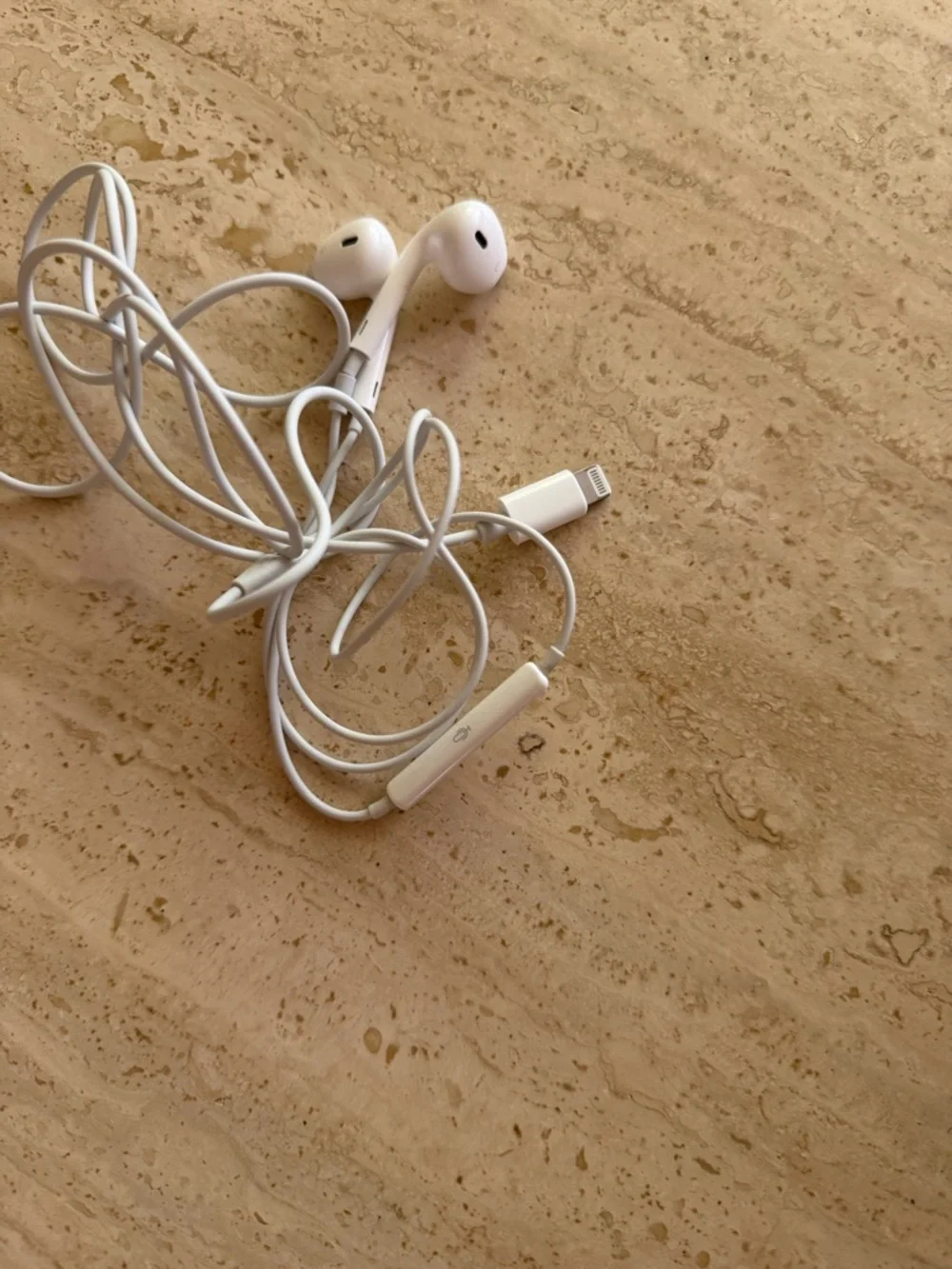 Apple White Wired Earbuds with Lightning Connector